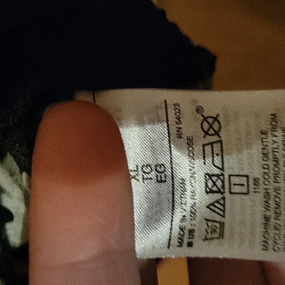 Old Navy Black Floral Blouse with Pink Accents XL Bundle 3/$8 💲 - Picture 3 of 4